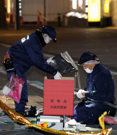 3人が刺される事件があった現場付近を調べる警察官=15日午前2時34分、大阪市中央区
