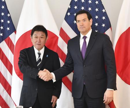 握手する茂木外相（左）とルビオ米国務長官＝１４日、ドイツ・ミュンヘン（共同）