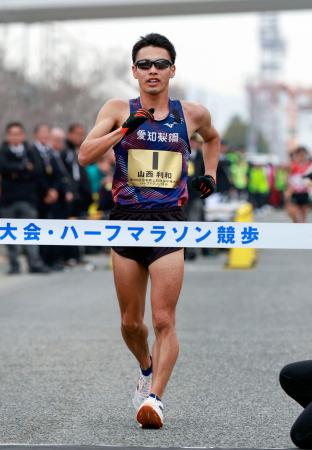 日本選手権ハーフマラソン競歩男子を１時間２０分３４秒の世界記録で制した山西利和＝六甲アイランド甲南大周辺コース
