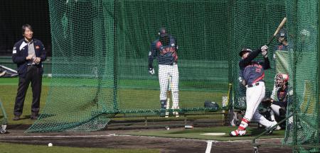 打撃練習する森下。左端は松井秀喜さん＝宮崎