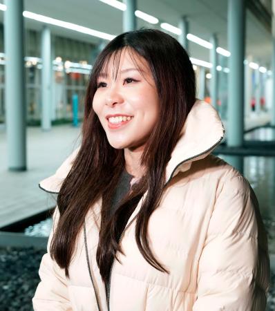 スピードスケート男子500メートルに出場した新濱立也のレースを観戦し、取材に応じる妻の吉田夕梨花=14日、イタリア・ミラノ(共同)