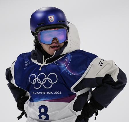 男子ビッグエア決勝　２回目のジャンプで転倒し、厳しい表情の荻原大翔＝７日、リビーニョ（共同）