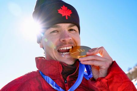 男子デュアルモーグルで金メダルを獲得したミカエル・キングズベリー＝リビーニョ（共同）