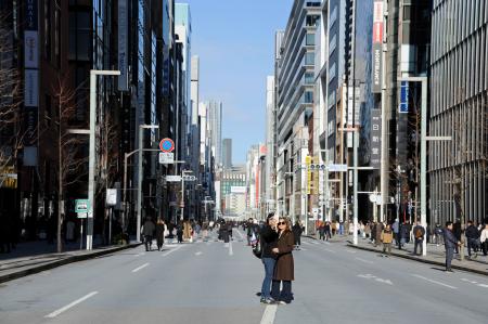 中央通りの歩行者天国で自撮りをする外国人＝東京都中央区