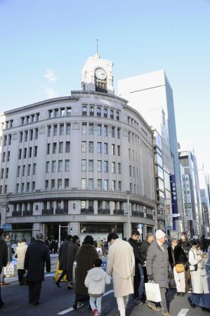 家族連れや買い物客でにぎわう中央通り=東京都中央区