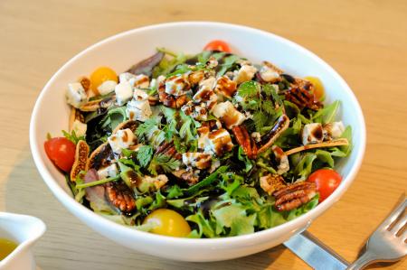 伊東屋のカフェ「スティロ」で提供されているサラダ=東京都中央区