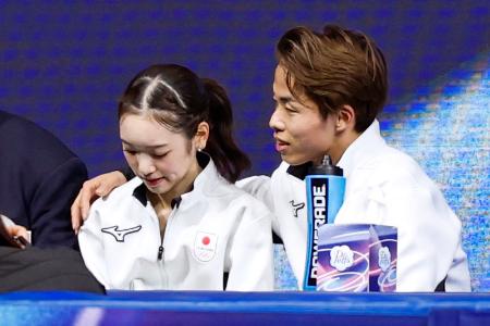 　ペア・ＳＰの得点を確認し、うつむく長岡柚奈（左）の肩を抱く森口澄士＝ミラノ（共同）