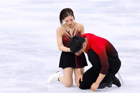 　ペア・ＳＰの演技を終え、木原龍一（手前）を心配そうに見る三浦璃来＝ミラノ（共同）