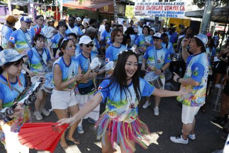 １５日、ブラジル・リオデジャネイロで演奏する日本のサンバチーム（共同）