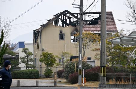 火災が発生し、敷地内で血を流して倒れている男性が発見された住宅=16日午前10時18分、広島県東広島市