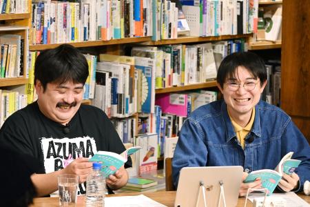 　イベントに登場した「空気階段」の鈴木もぐら（左）と水川かたまり＝東京都世田谷区の「本屋Ｂ＆Ｂ」