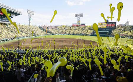 　２０２５年３月のオープン戦で行われた「ラッキーセブンのジェット風船」の実証実験＝甲子園