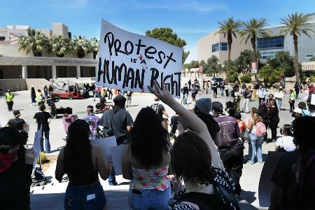 ２０２５年４月、米ラスベガスの大学で、滞在資格にかかわらず学生を保護するよう求め、開かれた集会（ゲッティ＝共同）