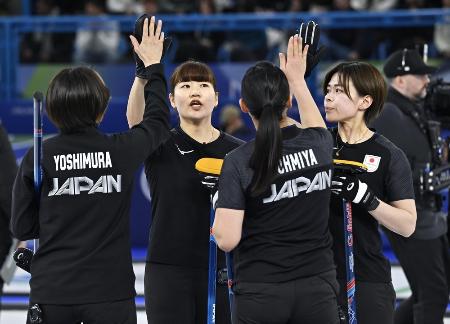 米国戦でタッチを交わす小谷優奈ら（左から２人目）ら＝１４日、コルティナダンペッツォ（共同）