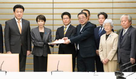 拉致被害者家族会代表の横田拓也さん（左から３人目）らから運動方針を受け取る高市首相（同２人目）。右から２人目は横田早紀江さん＝１６日午後、首相官邸