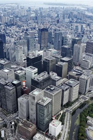 東京・大手町のビル群＝２０２３年１０月