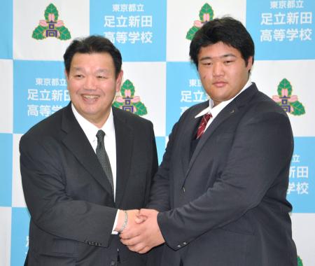 春日野部屋の入門記者会見で、師匠の春日野親方（左）と握手する甲斐田龍馬＝１６日、東京都立足立新田高