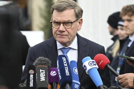 １３日、ドイツ・ミュンヘンで、記者団の取材に応じるワーデフール外相（ゲッティ＝共同）