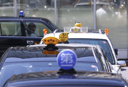 ＪＲ博多駅前に停車するタクシー＝２０２４年