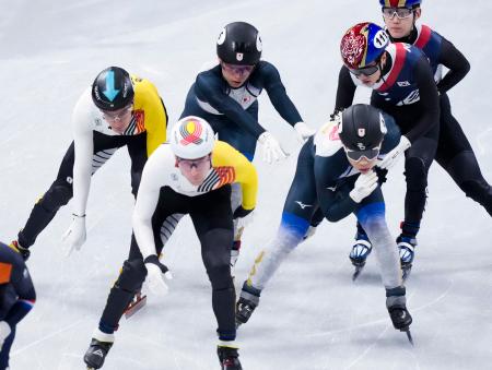 　男子５０００メートルリレー予選　宮田将吾（奥中央）からタッチを受ける岩佐暖＝ミラノ（共同）