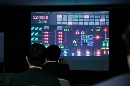 東京電力本社で柏崎刈羽原発６号機の送電開始作業を中継するモニター＝１６日午後１０時、東京都千代田区