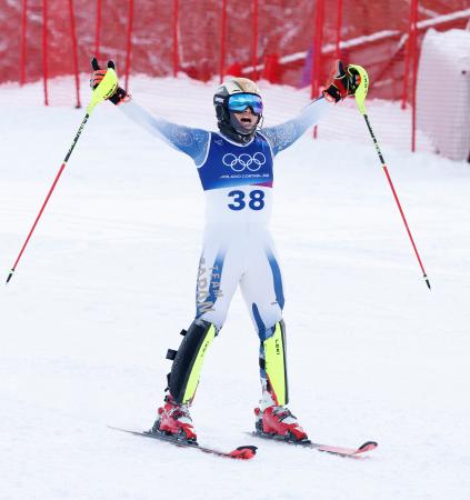 男子回転　２回目でゴールし、両手を広げる相原史郎＝ボルミオ（共同）