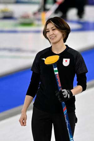 日本―カナダ　第６エンド、ショットが決まらず得点を許した吉村＝コルティナダンペッツォ（共同）