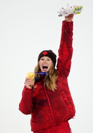 　女子ビッグエアで優勝し、金メダルを手に喜ぶメーガン・オールダム＝リビーニョ（共同）