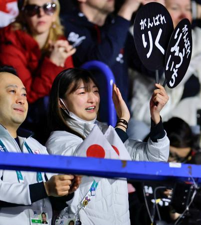 三浦璃来、木原龍一組のペア・フリーの演技に涙し、拍手を送る坂本花織＝ミラノ（共同）