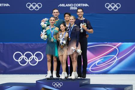 １６日に行われたフィギュアスケート・ペアのメダリストたち。左のジョージア代表の２人と、右端のドイツ代表の男子選手がロシア出身だ（ＡＰ＝共同）