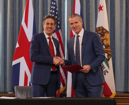 握手するミリバンド英エネルギー安全保障・ネットゼロ相（左）と米カリフォルニア州のニューサム知事＝１６日、ロンドン（Ｙｕｉ　Ｍｏｋ／ＰＡ通信提供・ＡＰ＝共同）