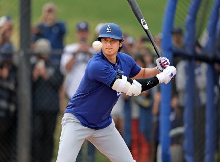 実戦形式の練習で打席に立つドジャース・大谷＝グレンデール（共同）