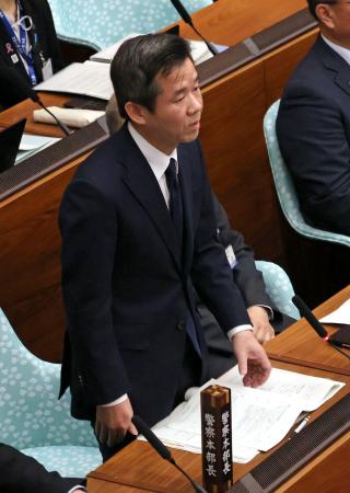 神奈川県議会で答弁する県警の今村剛本部長＝１７日午後