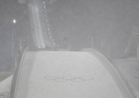 男子スーパー団体　悪天候の中、３回目の飛躍をするドイツ選手。途中で打ち切りとなり、２回目までの成績で順位が確定した＝１６日、プレダッツォ（共同）