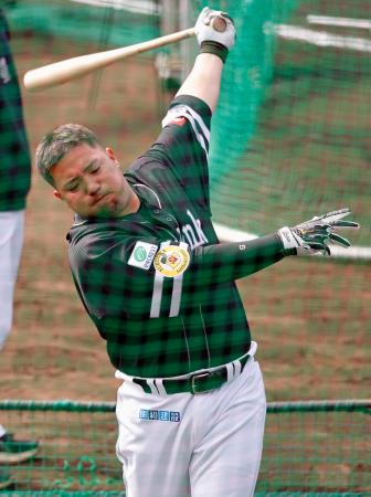 打撃練習するソフトバンク・山川＝宮崎
