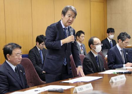 気候変動適応推進会議で発言する石原環境相＝１７日午後、環境省