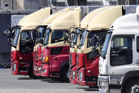 駐車場に並ぶ輸送トラック