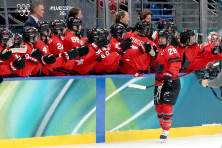 　準決勝のスイス戦で得点して仲間と喜ぶカナダのプーリン（２９）＝ミラノ（ゲッティ＝共同）