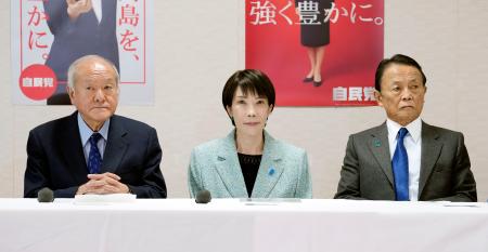 自民党役員会に臨む（左から）鈴木幹事長、高市首相、麻生副総裁＝１７日午前、東京・永田町の党本部