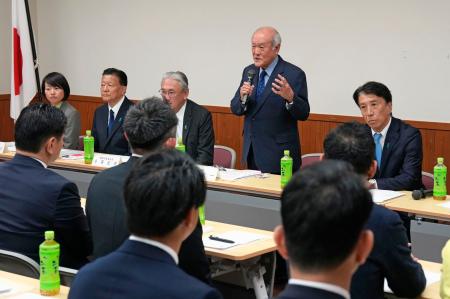 　自民党の新人議員向けの研修会であいさつする鈴木幹事長（右から２人目）。右端は「中央政治大学院」の斎藤健学院長代行＝１７日午後、東京・永田町の党本部