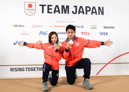 　記者会見を終え、メダルを手にポーズをとる三浦璃来（左）、木原龍一組＝１７日、イタリア・ミラノ（共同）