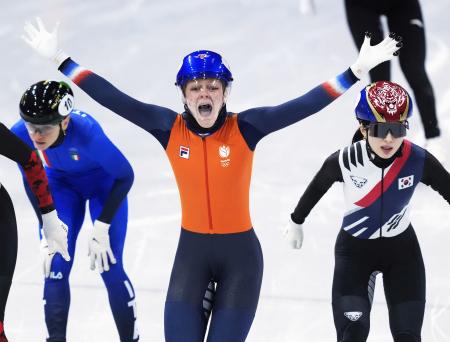 　ショートトラック女子１０００メートルで金メダルを獲得し、喜ぶクサンドラ・フェルゼブール。２冠となった＝１６日、ミラノ（共同）