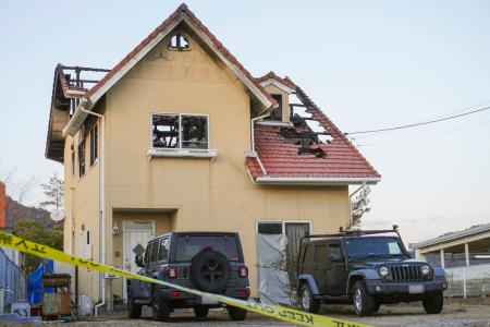 火災が発生し男性が敷地内で死亡しているのが見つかった事件で、現場検証が行われた住宅=17日午後5時34分、広島県東広島市(車のナンバープレートにぼかしを入れています)