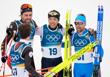 男子個人ラージヒルを19位で終え、ヨハネス・ルゼック(左奥)らと健闘をたたえ合う渡部暁斗(中央)=テーゼロ(共同)