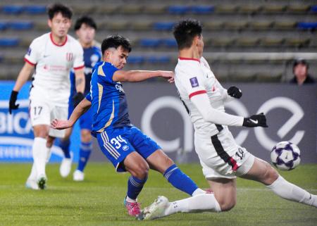 町田―成都 前半、ゴールを狙う町田・徳村(中央)=Gスタ