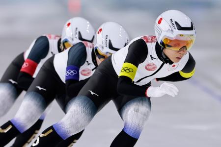 　女子団体追い抜き３位決定戦　滑走する高木美帆（右）ら日本＝ミラノ（共同）