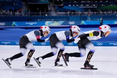 女子団体追い抜き3位決定戦 滑走する(右から)高木美帆、野明花菜、佐藤綾乃=ミラノ(共同)