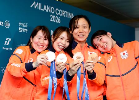 女子団体追い抜きで獲得した銅メダルを見せる（左から）堀川桃香、佐藤綾乃、高木美帆、野明花菜＝ミラノ（共同）