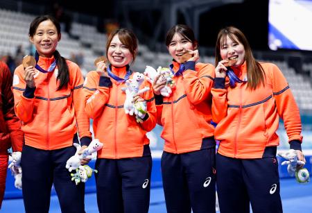 女子団体追い抜きで銅メダルを獲得した（左から）高木美帆、佐藤綾乃、野明花菜、堀川桃香＝ミラノ（共同）
