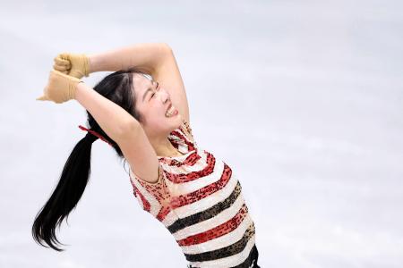 女子ＳＰの演技を終え、ガッツポーズする中井亜美＝ミラノ（共同）